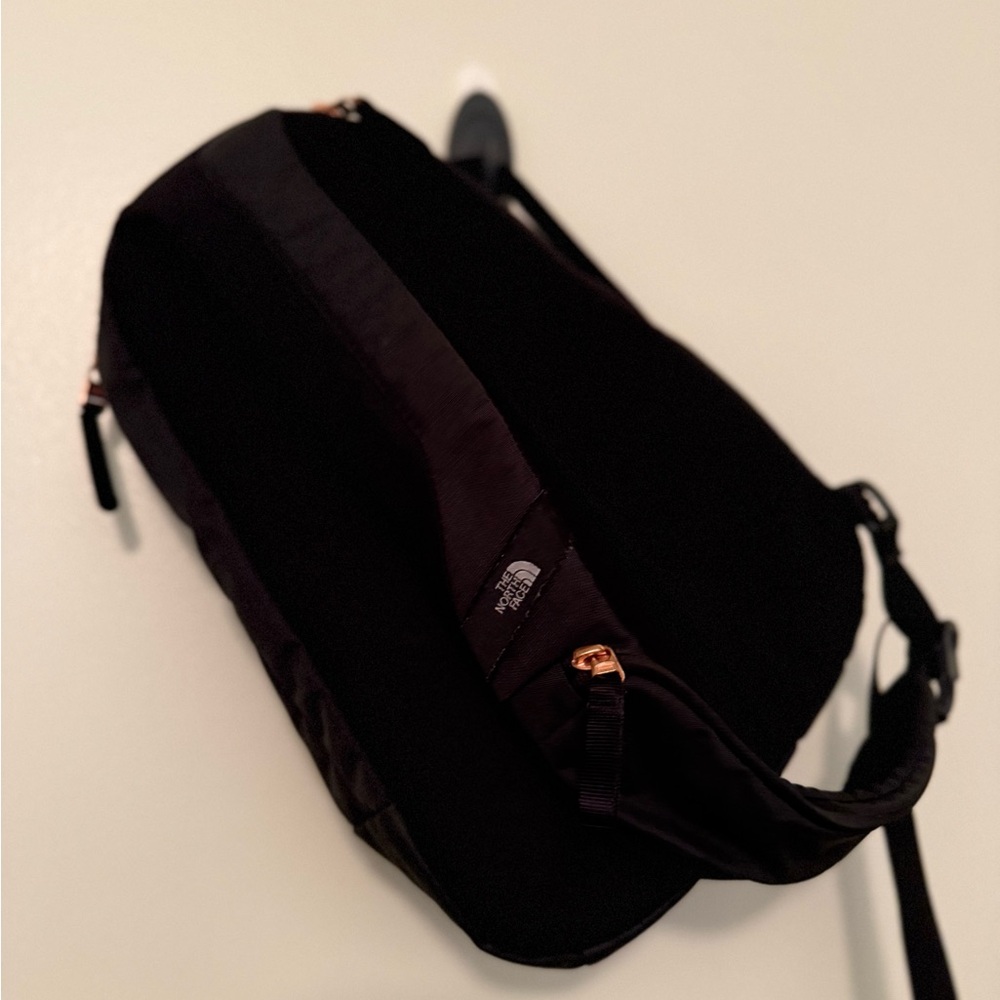 The North Face Isabella Sling Bag - Compact Everyday Carry - Picture 3 of 6